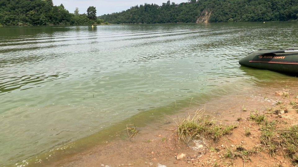 Orlická přehrada u Podolska. V lokalitě je zákaz koupání kvůli výskytu sinic