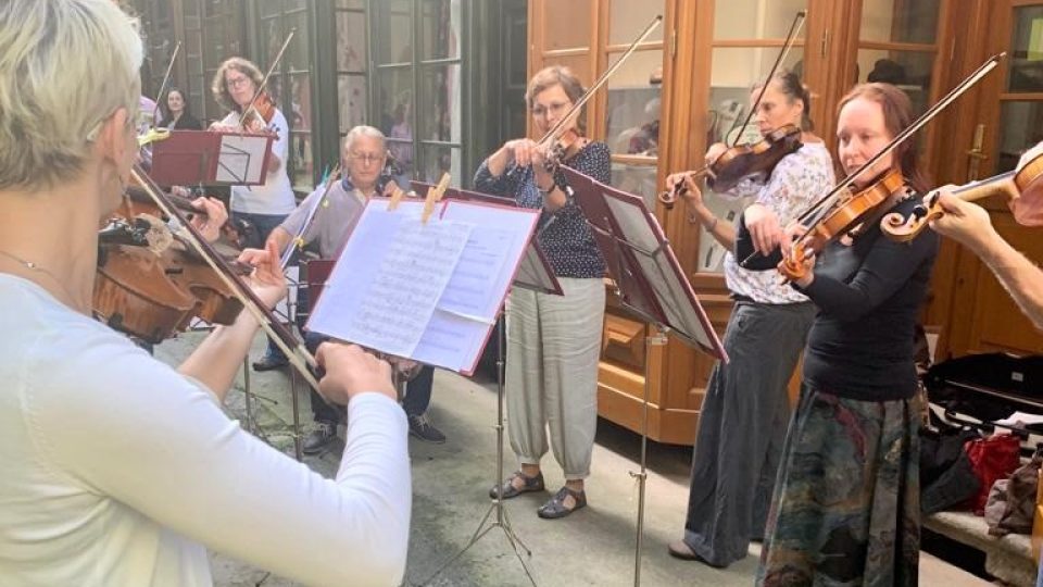 Krumlovský komorní orchestr zahrál kolemjdoucím v úzké uličce mezi Krajinskou a Českou ulicí v Českých Budějovicích