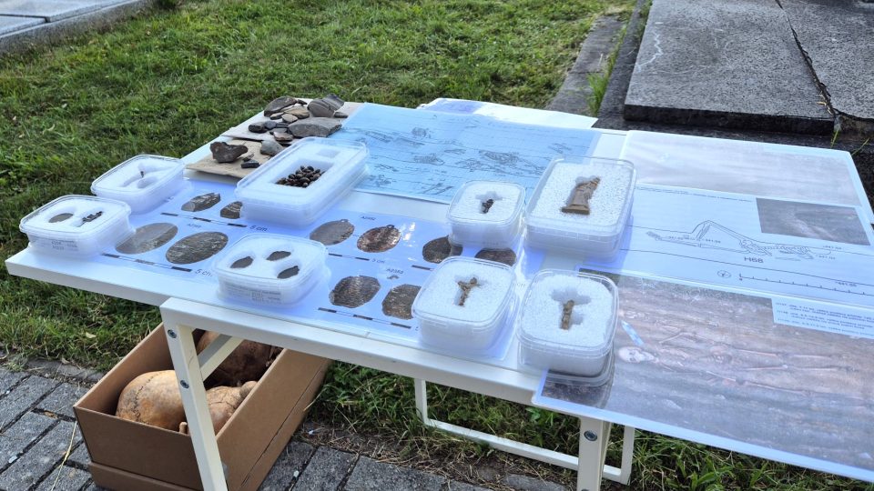 Uložení lidských ostatků, které byly nalezeny u kostela v Kardašově Řečici, do společného hrobu na městském hřbitově