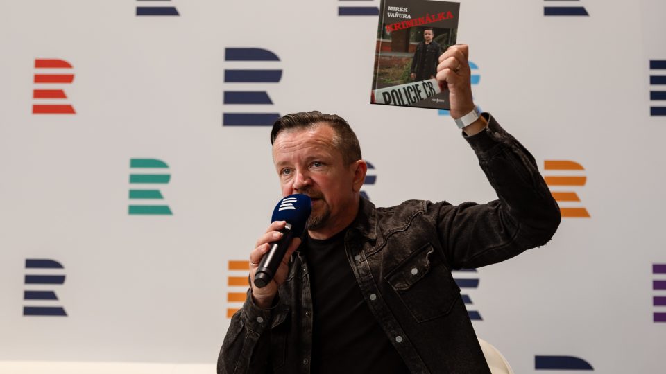 Mirek Vaňura na setkání s posluchači podcastu Kriminálka na festivalu Svět knihy 2024