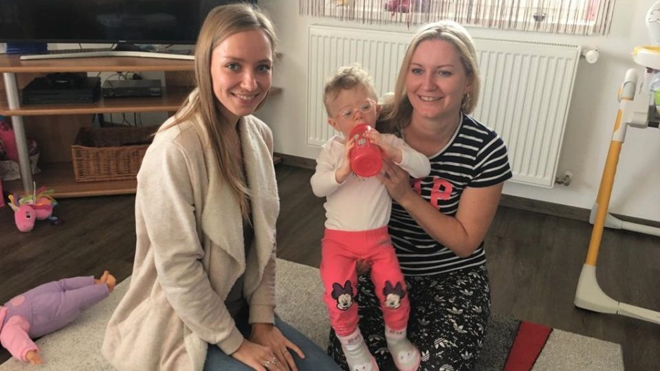 Poradkyně Společnosti pro ranou péči Andrea Matějková navštěvuje pravidelně maminku malé Anety, která se narodila s postižením zraku