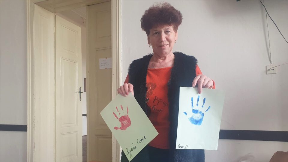 Evženija Poliščuková ukazuje díla ukrajinských dětí, které teď žijí s matkami v Rožmberku nad Vltavou