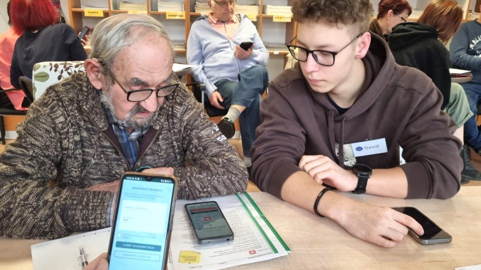 Kurz Chytře na chytré telefony pořádají pro seniory v Dačicích studenti místního gymnázia