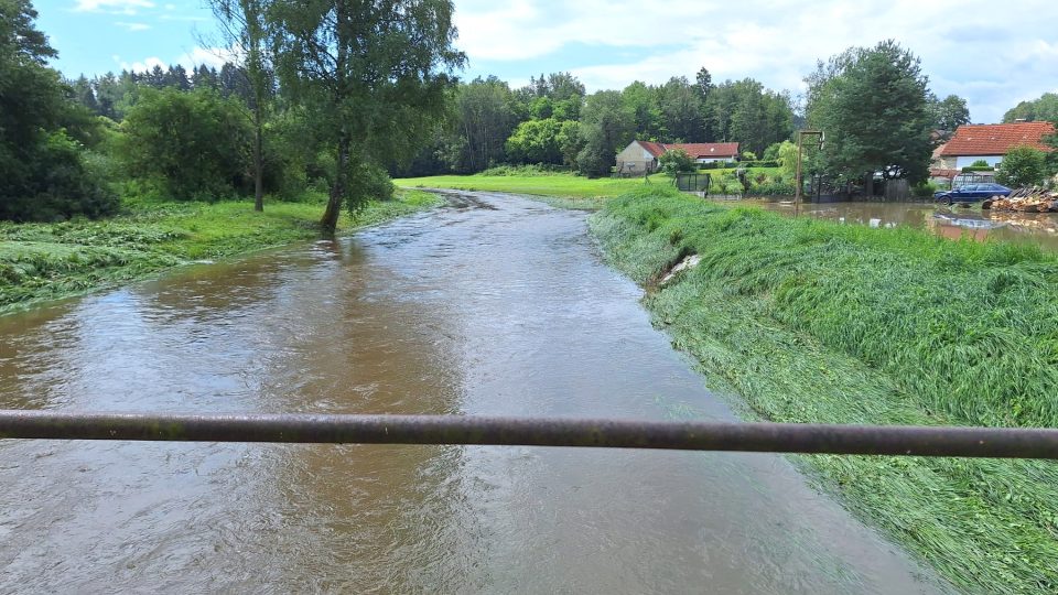 Rozvodněný Todeňský potok v Nežeticích u Trhových Svinů na Českobudějovicku