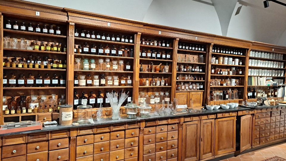 Všechny exponáty v lékárně jsou dary od návštěvníků. Od stroje na výrobu čípků přes nejrůznější lékovky, pipety a lahvičky až po různé typy vah | foto: Filip Černý, Český rozhlas Všechny exponáty v lékárně jsou dary od návštěvníků. Od stroje na výrobu čípků přes nejrůznější lékovky, pipety a lahvičky až po různé typy vah