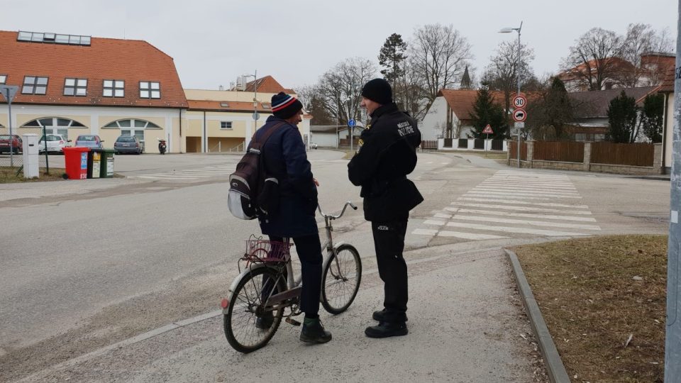 Městští strážníci v Třeboni kontrolují cyklisty i v zimě