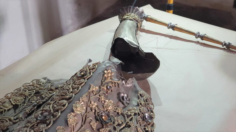 Památkáři odstrojili vimperskou madonu z pozlacených šatů, aby mohli naskenovat její původní siluetu