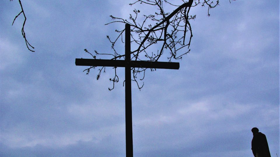 Dřevěný kříž na vrchu Brada připomíná oběti bitvy prusko-rakouské války roku 1866