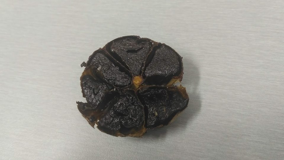 Černý stařený česnek, který vyrábějí jihočeští vědci