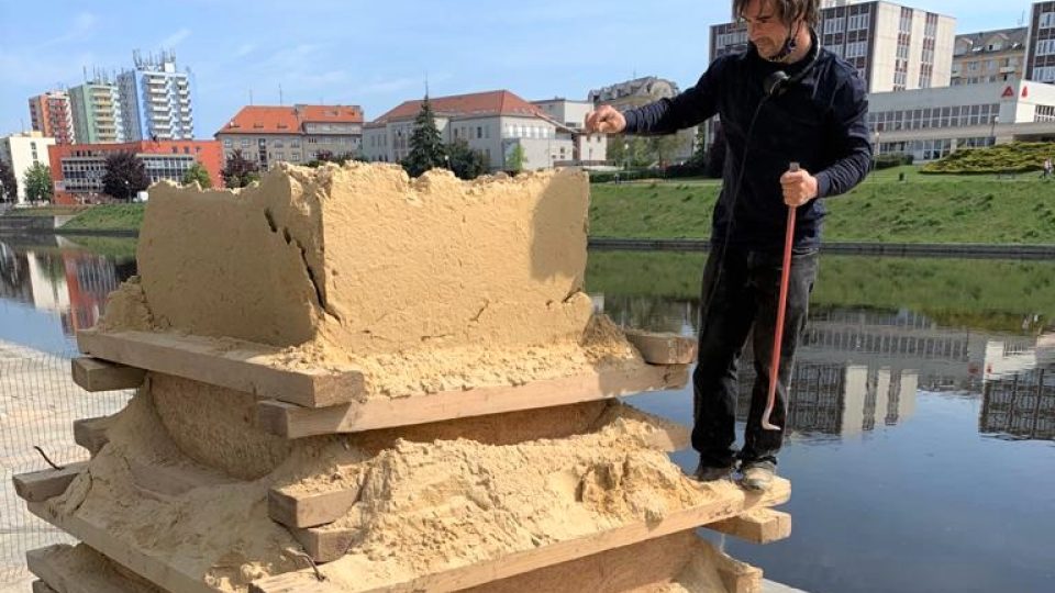 Sochaři vytvářejí na náplavce řeky Otavy v Písku monumentální sochy z písku