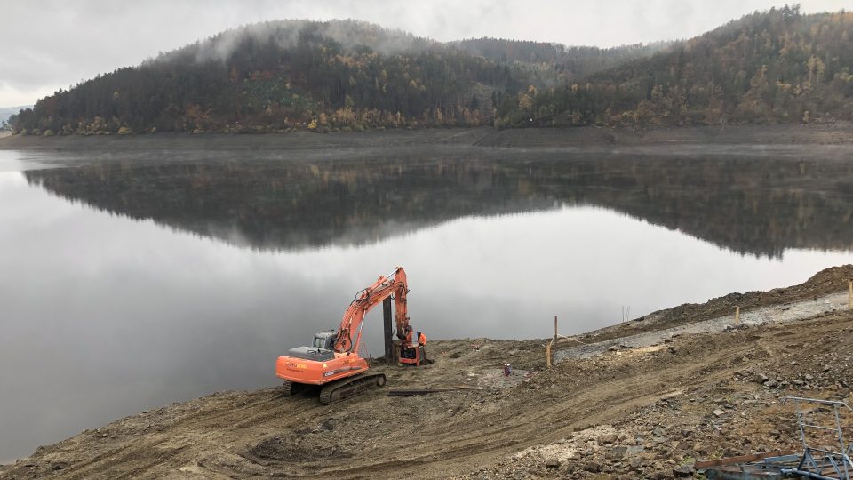 Povodí Vltavy modernizuje lodní výtah na hrázi Orlické přehrady, kvůli tomu poklesla hladina