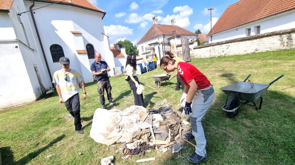 Účastníci dobrovolnického kempu pomáhají v Písečném na Jindřichohradecku