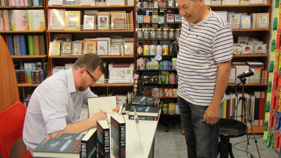 Tomáš Přibyl na autogramiádě ke své knize Pětidomí