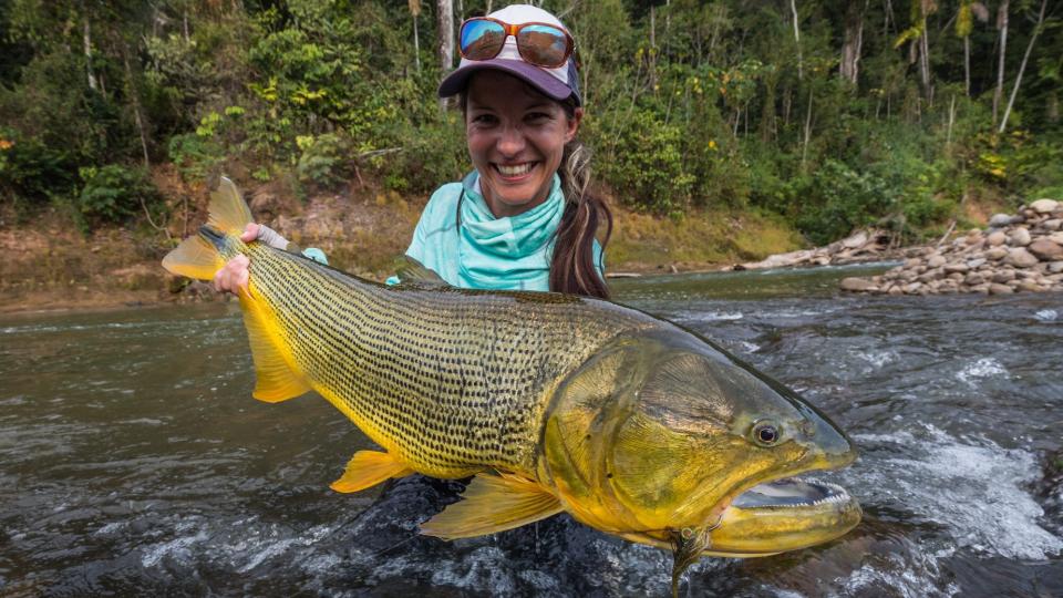 Rybářka Kateřina Švagrová a ryba zvaná zlaté dorado v Bolívii