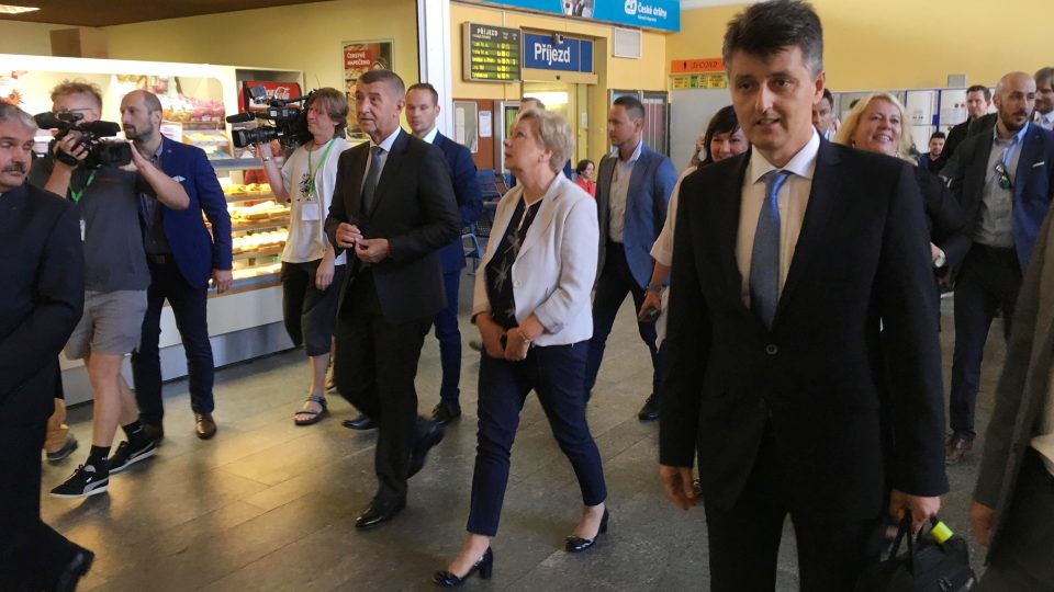 Členové vlády v demisi v čele s premiérem Andrejem Babišem navštívili Jihočeský kraj. Jedna ze zastávek byla v nádražní budově v Českých Budějovicích