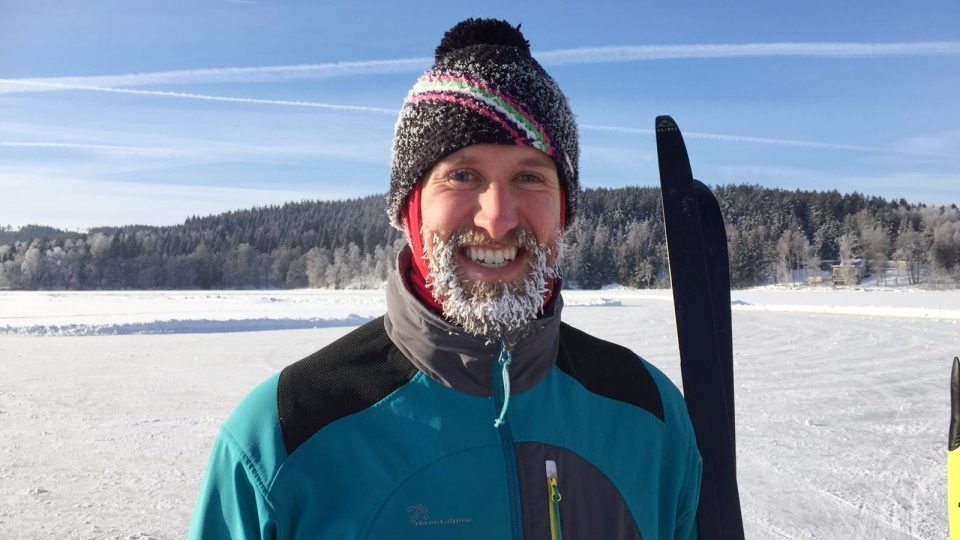 Zamrzlá Lipenská přehrada a místní sportovec, kterého se dotkl Mrazík berlou mrazilkou