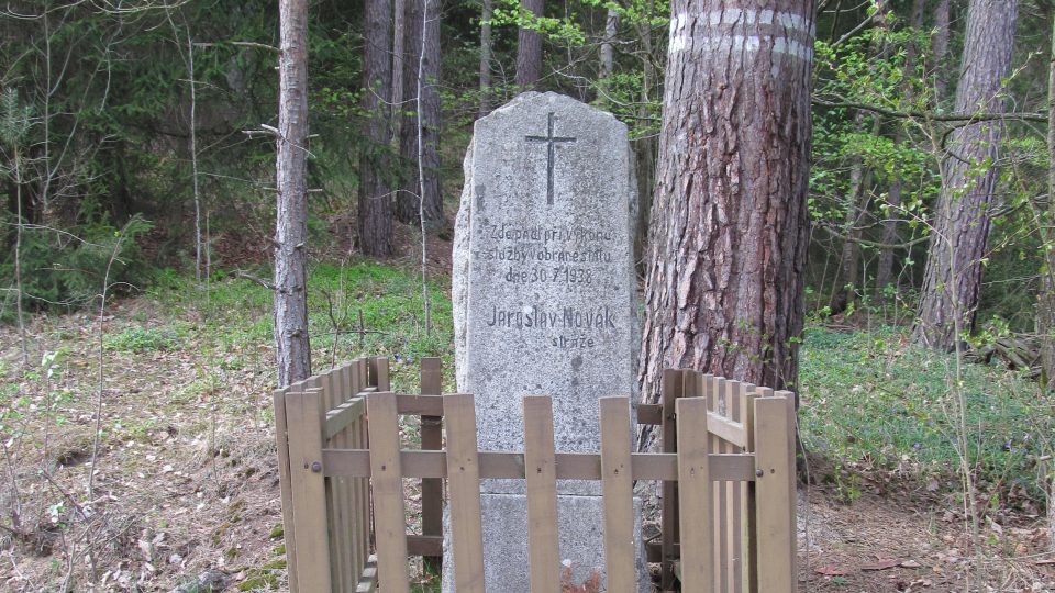 Pomníček připomíná, že zde padl při výkonu služby v obraně státu dne 30. července 1938 Jaroslav Novák, dozorce finanční stráže.