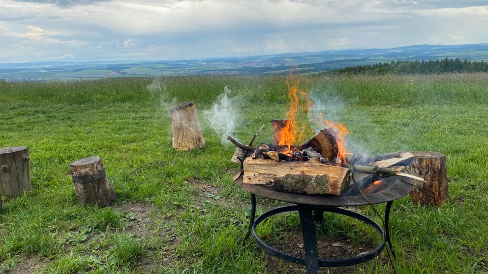 U ohně pod rozhlednou se setkávají turisté a poutníci