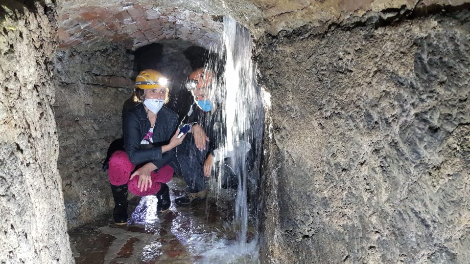 Odborníci zkoumají spletitý systém podzemních chodeb zámku v Hluboké nad Vltavou