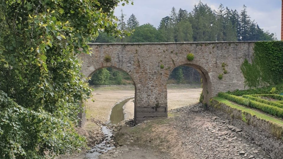 Vypuštěný rybník využívá správa hradu i k opravě mostu
