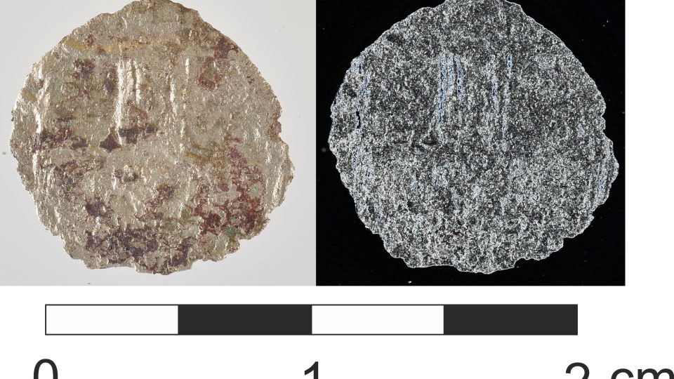 Společně s kosterními ostatky byla nalezena i mince