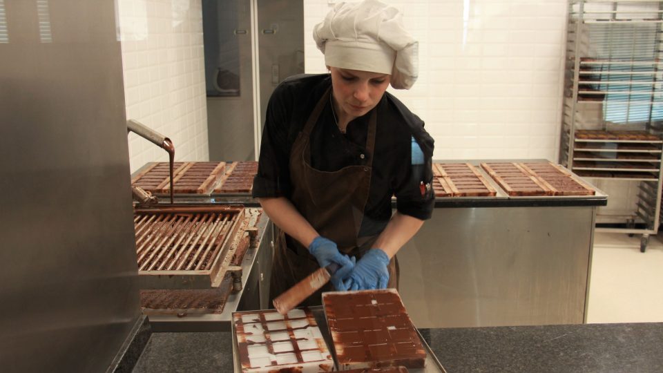 Rodina Craigherova vyrábí v malé továrně na čokoládu v rakouském Friesachu pralinky, tabulky čokolády i vánoční figurky