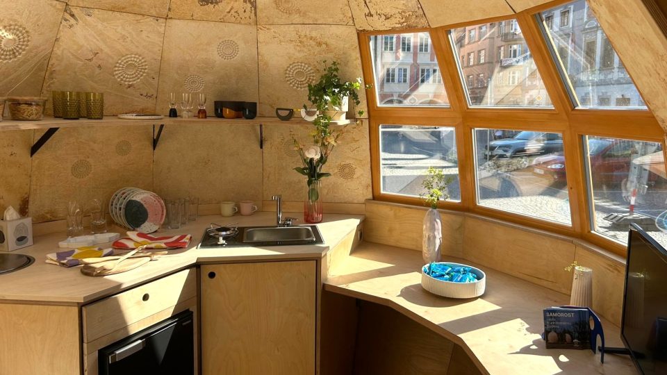 Unikátní autonomní dům Samorost, který architekti vyrobili částečně ze směsi dřeva a podhoubí | foto: Michal Bělský, Český rozhlas Unikátní autonomní dům Samorost, který architekti vyrobili částečně ze směsi dřeva a podhoubí