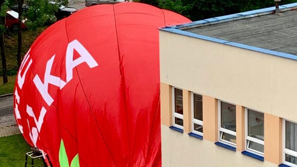 V centru Českých Budějovic nouzově přistál balón