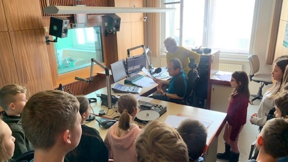 Žáci českobudějovické základní školy Máj II přinesli do Českého rozhlasu přáníčka pro Ježíškova vnoučata