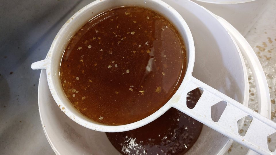 Med projde přes hrubší, a pak přes jemné síto