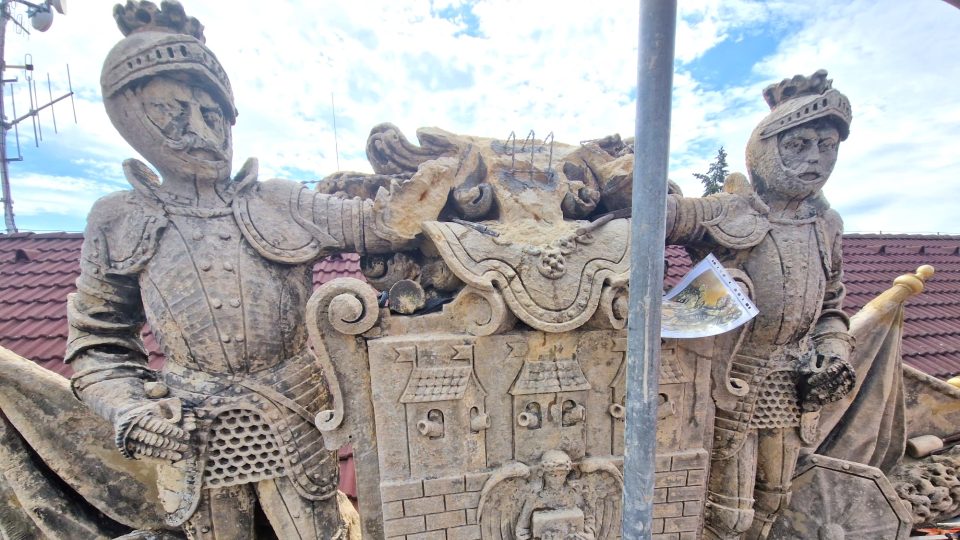 Čtyřmetrový historický znak královského města České Budějovice na střeše bývalých dělostřeleckých kasáren obnovují restaurátoři