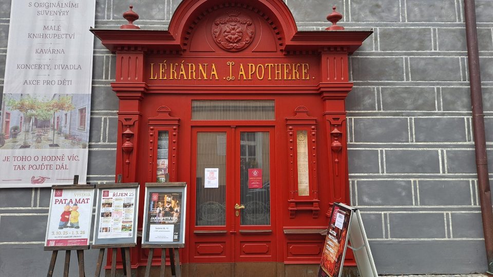 Zámecká lékárna v Třeboni tak trochu klame svým názvem. Jde spíš o svého druhu kulturní dům | foto: Filip Černý, Český rozhlas Zámecká lékárna v Třeboni tak trochu klame svým názvem. Jde spíš o svého druhu kulturní dům