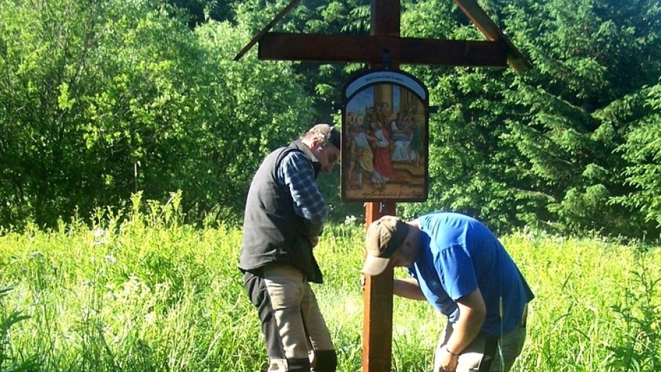 Místní obnovili křížovou cestu mezi Českými Žleby a Stožeckou kaplí na Šumavě