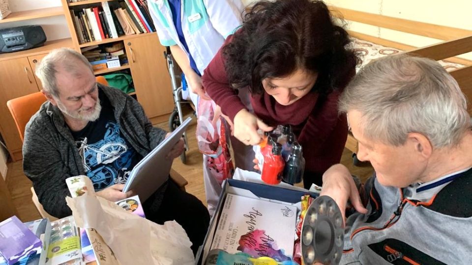 Dva klienti Domova Libníč u Českých Budějovic dostali od Ježíškových vnoučat výtvarné potřeby