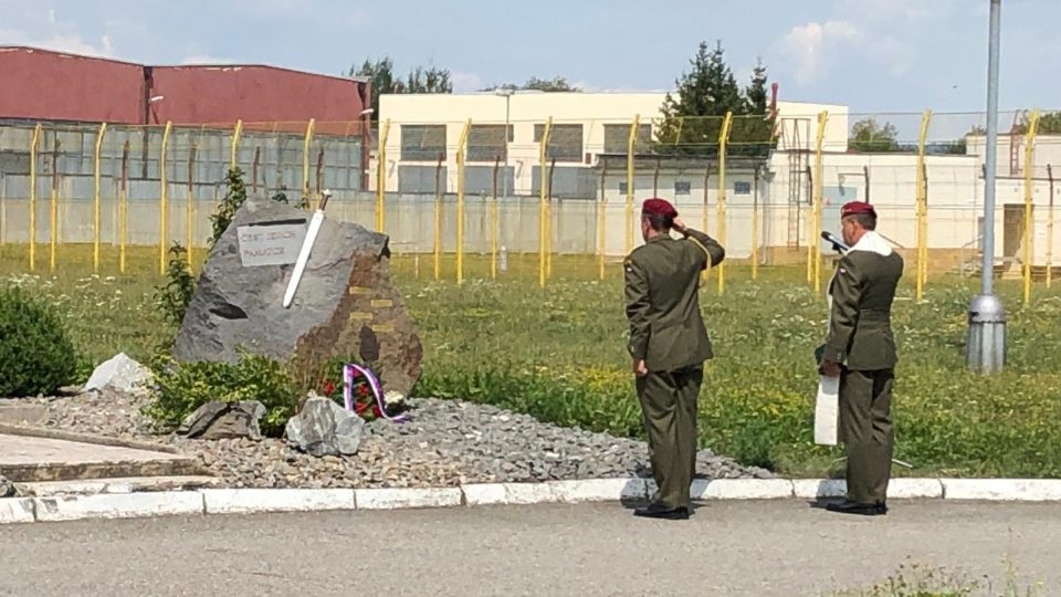 V kasárnách v Táboře si armáda připomněla památku tří českých vojáků, kteří zahynuli v Afghánistánu. Rotný Martin Marcin, desátník Kamil Beneš a desátník Patrik Štěpánek u praporu v Táboře sloužili