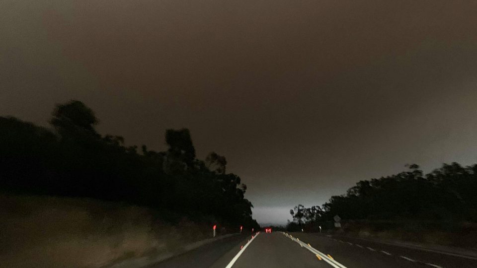 Nedaleký požár, jak ho zachytila Zuzana Zubková, která žije v australských Blue Mountains