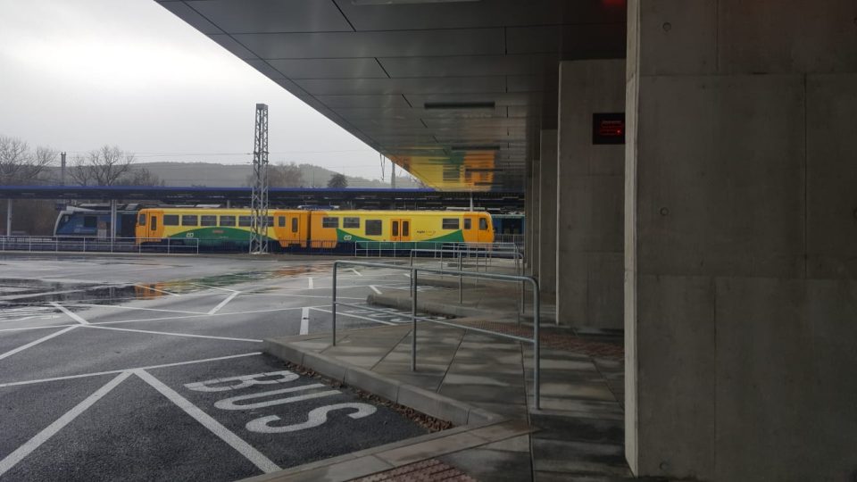 Vedle vlakového nádraží vznikl ve Strakonicích nový dopravní terminál pro autobusy
