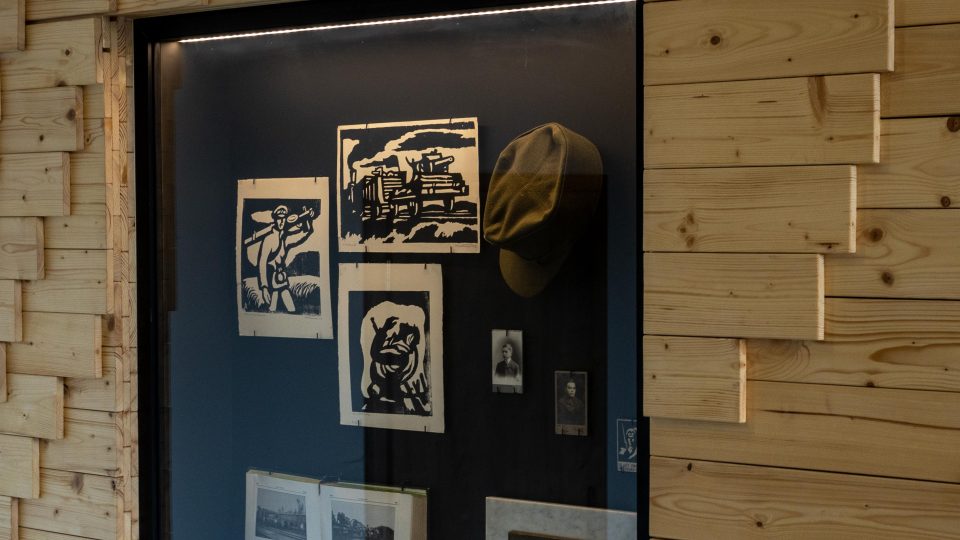 Nová stálá expozice v hotelu Kristián v Kubově Huti připomíná dílo akademického malíře a legionáře Oty Matouška