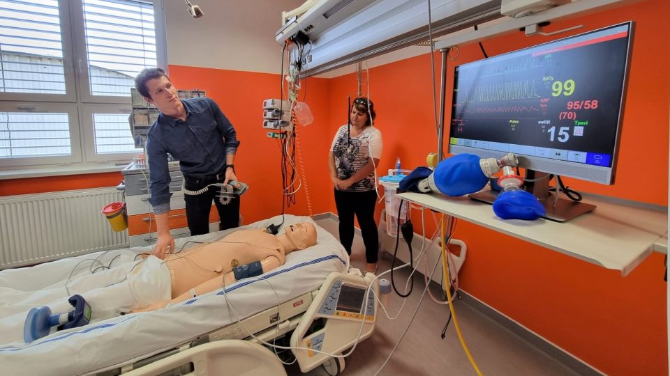 Simulační centrum Zdravotně sociální fakulty Jihočeské univerzity, kde studenti zdravotnických oborů trénují mimo jiné resuscitaci, porod nebo práci dispečera záchranné služby