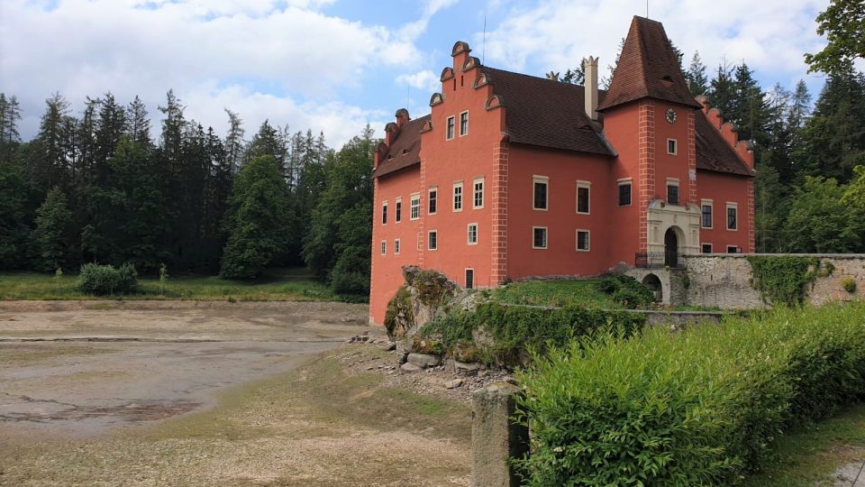 Památkáři museli kvůli poruše hráze vypustit rybník u zámku Červená Lhota