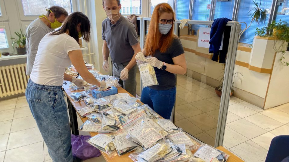 Město Český Krumlov připravuje pro obyvatele balíčky s rouškami. S výrobou i distribucí pomáhají dobrovolníci