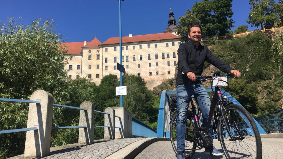 Štěpán Ondřich v Bechyni na elektrokole, které si tu může půjčit každý