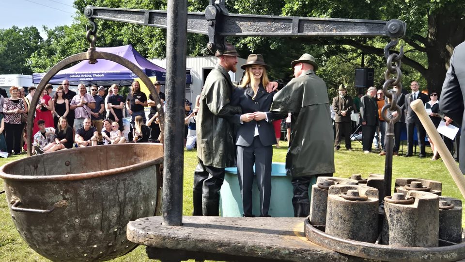 Pasování rybářů na břehu rybníka Rožmberk | foto: Eva Musterová Marvanová, Český rozhlas Pasování rybářů na břehu rybníka Rožmberk