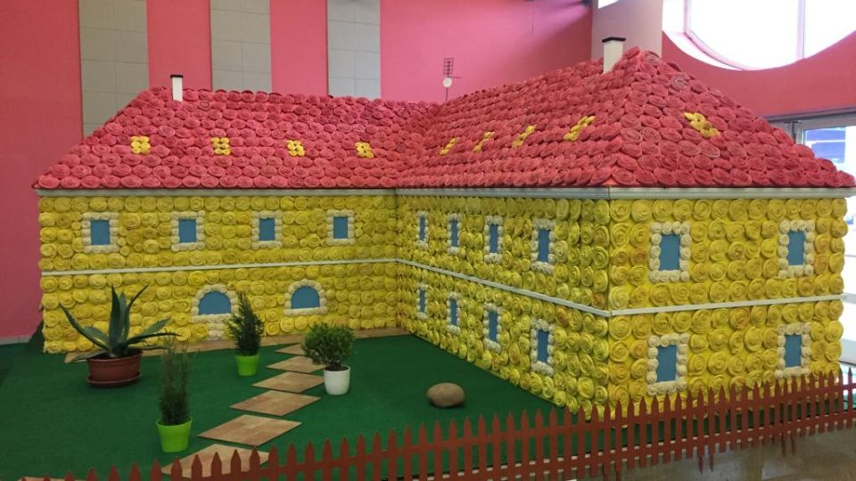 Studenti z Hostouně připravili maketu budovy své školy z kynutých šneků