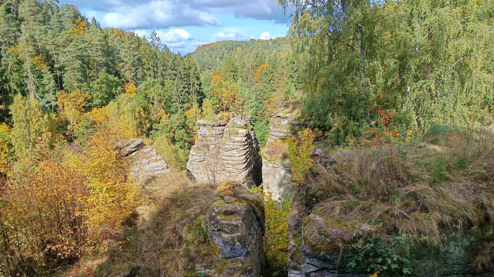 Hrádek se rozprostíral i na těchto skalách | foto: Jaroslav Hoření, Český rozhlas Hrádek se rozprostíral i na těchto skalách