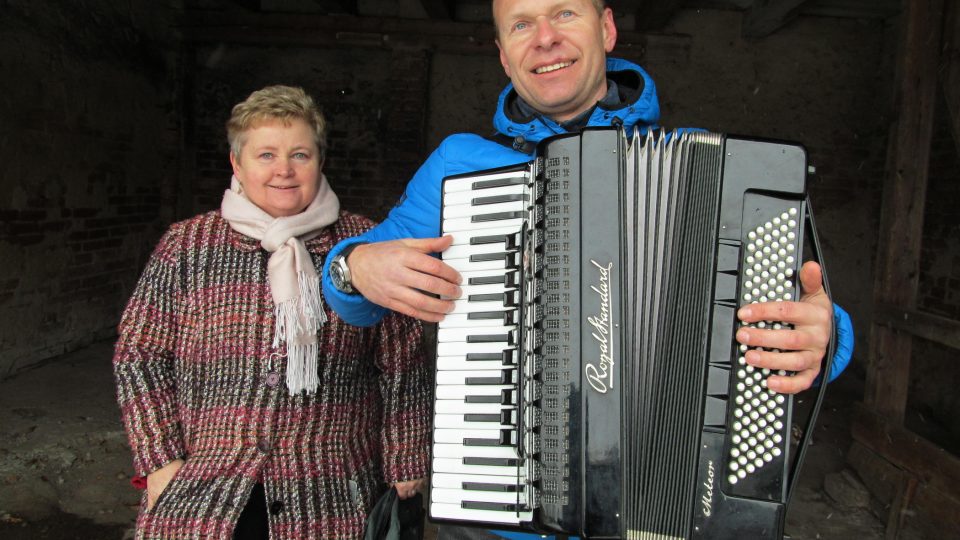 Starostka Tálína Jana Študentová a zpěvák Miroslav Zach v rybářské baště na břehu rybníka zpívají slavnou píseň.JPG