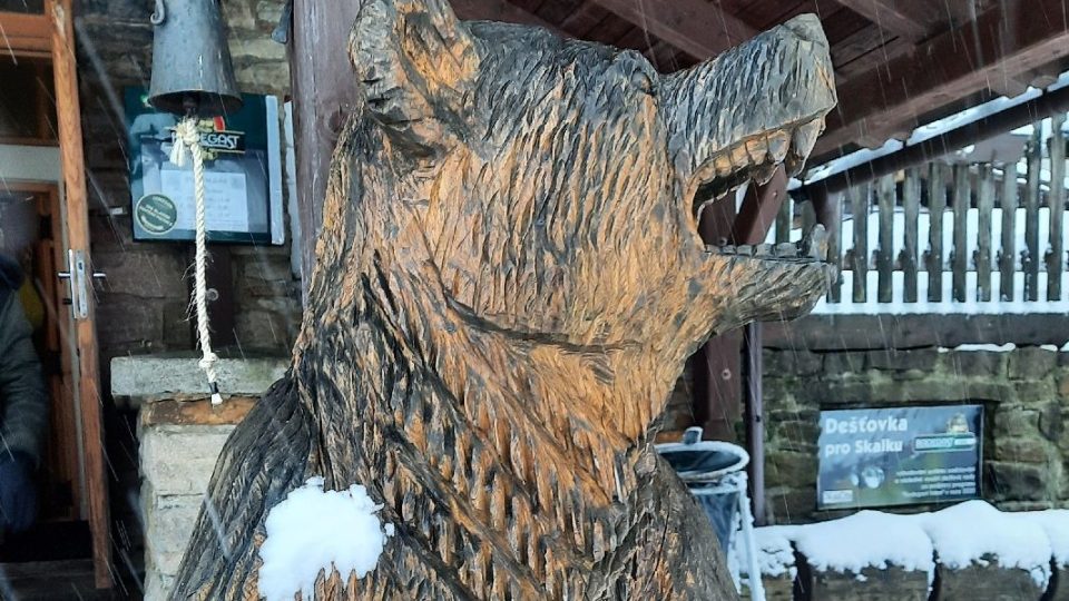 Před chatou Skalka stojí dřevěný medvěd