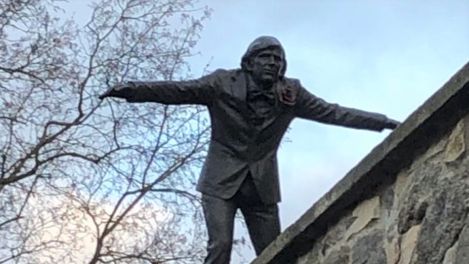 Na odhalení sochy herce Jiřího Hrzána se přišlo v Táboře podívat mnoho lidí