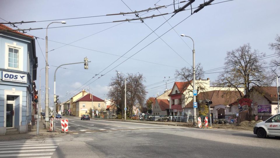 Začala úprava křižovatky Branišovské a Husovy ulice v Českých Budějovicích. Přibyde tu odbočovací pruh, změní se i přechody pro chodce