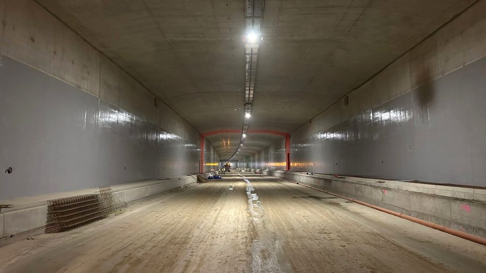 „Momentálně do tunelu instalujeme technologické záležitosti, což jsou kabely, osvětlení, požární vodovod, čidla a další věci nutné pro bezpečnost provozu. Chybí akorát úniková schodiště, která budeme dokončovat koncem srpna,“ popisuje v tunelu Pohůrka sta